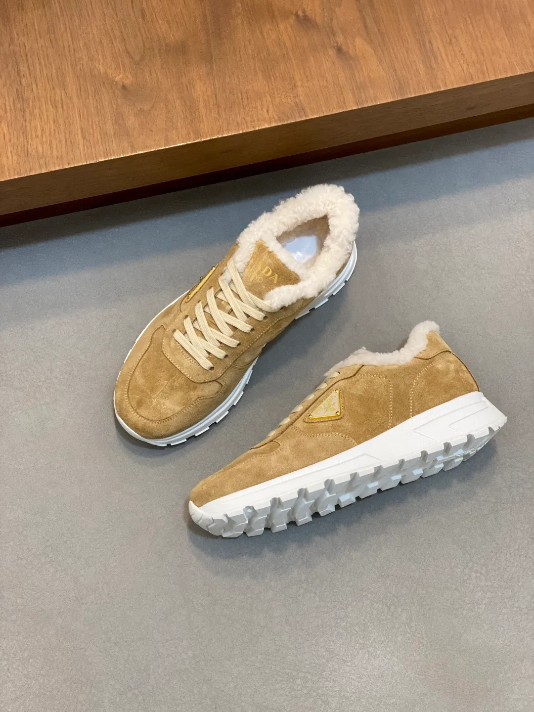 💰780 Prada/Prada Autumn and winter men's leather lace-up sneakers. Top-quality goods produced in Dongguan. Imported Nappa cowhide leather upper with raised layered design. Light and breathable, soft and comfortable. Genuine calfskin leather edging has a distinctive sporty style. The leather tongue is equipped with the classic PRADA letter red rubber label badge to fully display the brand style. The transparent air-cushion midsole is equipped with a lightweight tread rubber outsole. It is light and increased by about 4CM. The inner lining is Excellent foot feel. Comes with original packaging. 38-44 (customized at 45). Size: 39-40-41-42-43-44. Standard leather shoe size.